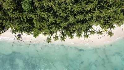 Turquoise water and white sand beach in the Pearl Islands near Contadora