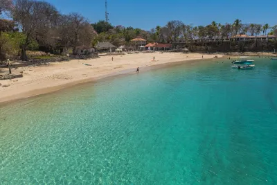 Clear turquoise water at a sandy beach on Contadora Island