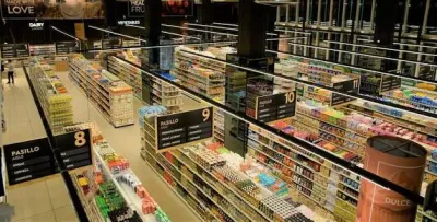 Kosher market aisles at Super Kosher in Panama City
